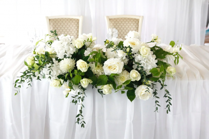 «White Garden Tale» – Full Wedding Set (Bridal bouquet, boutonnière, one bridal table decoration, and your choice of guest table decorations)