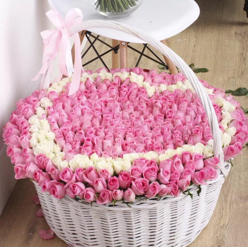 Heart of Roses: 500 Pink Roses and White Roses - Image 3
