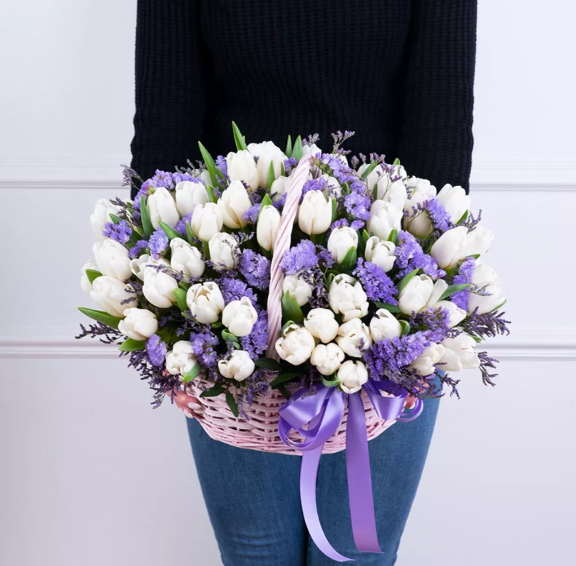 Timeless Harmony: 70 Tulips with Statice in a Basket - Image 4