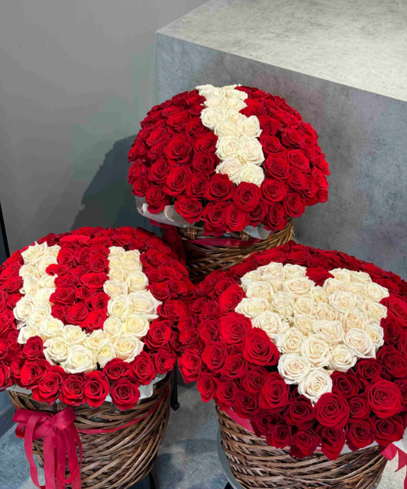 Letter in Petals: 100 Roses in a Basket