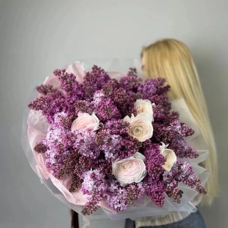 Secret of the Wind: 10 Lilac Stems and 10 Ranunculus Flowers