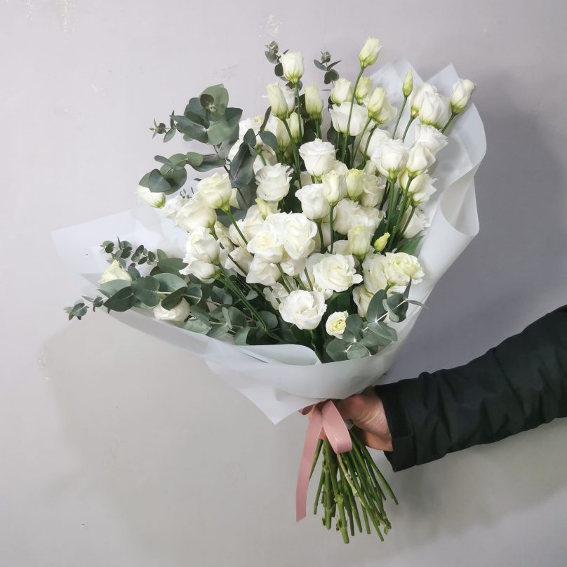 Eva Blanche: 10 Lisianthus Stems and Eucalyptus