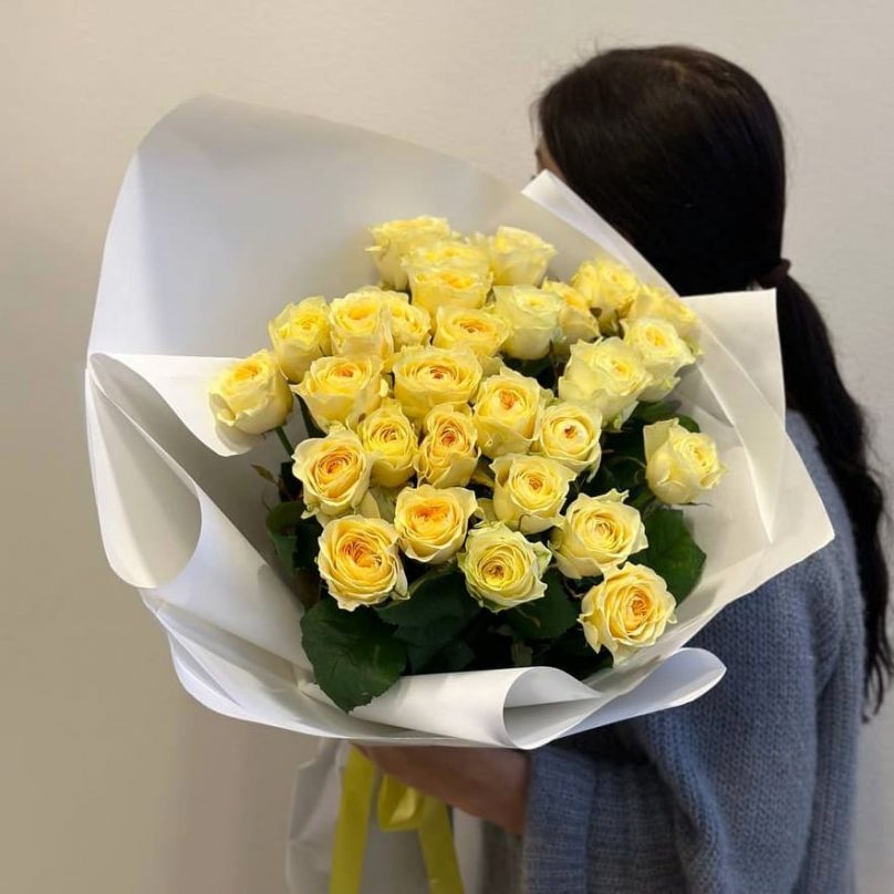 Solar serenade: Choose from 20 to 1001 Yellow Roses - Image 4